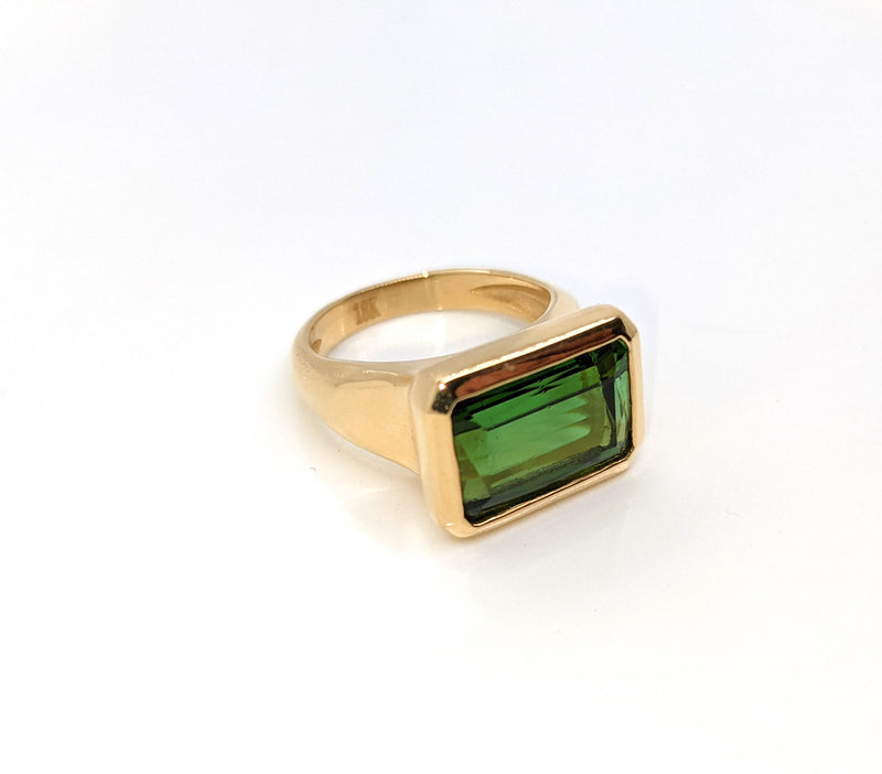 7.94 ct Green Tourmaline in 18k Yellow gold ring setting
