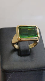 7.94 ct Green Tourmaline in 18k Yellow gold ring setting