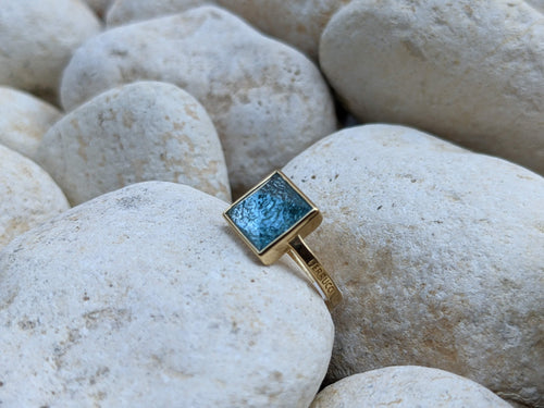 Blue Topaz Pyramid 18k yellow gold ring